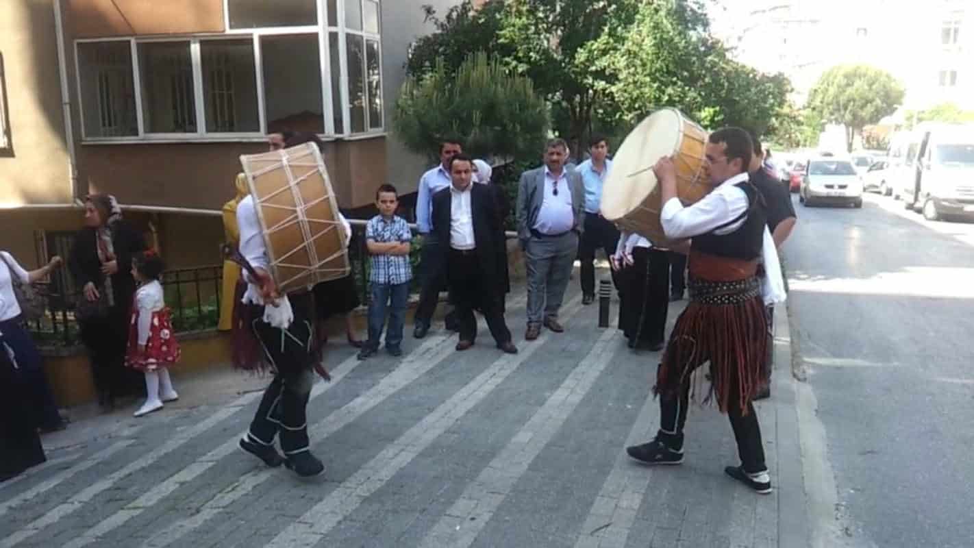 Kına gecesi davul performansı